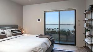 ein Schlafzimmer mit einem großen Bett und einem großen Fenster in der Unterkunft Langley Waterfront Condo by AvantStay A Views in Langley