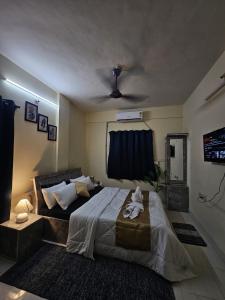 Un dormitorio con una cama y un techo. en Solitude Stays, en Pune