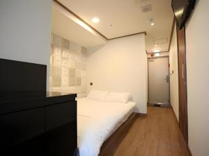 Postel nebo postele na pokoji v ubytování Myeongdong Mom House