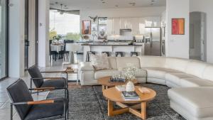 Η κουζίνα ή μικρή κουζίνα στο Fallbrook by AvantStay Secluded Home on 40acres wPool Rooftop Trails