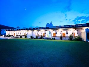 um edifício com um grande quintal em frente em The Rose Bagh Resort Pushkar em Pushkar