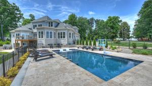 Bazén v ubytování Bright Water Cove Priv DockBoat Ramp Waterfront Saltwater Pool AvantStay nebo v jeho okolí