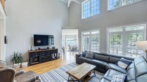 TV a/nebo společenská místnost v ubytování Bright Water Cove Priv DockBoat Ramp Waterfront Saltwater Pool AvantStay