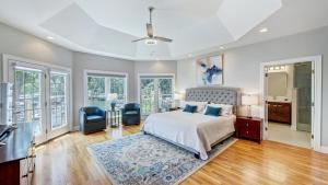 Postel nebo postele na pokoji v ubytování Bright Water Cove Priv DockBoat Ramp Waterfront Saltwater Pool AvantStay + 41 fotografií