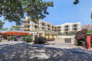 een groot wit gebouw met een straat ervoor bij Beachfront Bliss - At the Heart of It ALL in Townsville +14 foto's