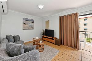 Μια τηλεόραση ή/και κέντρο ψυχαγωγίας στο Beachfront Bliss - At the Heart of It ALL +12 φωτογραφίες