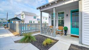una casa con un porche con una valla en Pool 1 Block to Alister Old Town Eateries Bluegrass Breeze by AvantStay, en Port Aransas