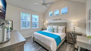 Un dormitorio con una cama y un ventilador de techo. en Pool 1 Block to Alister Old Town Eateries Bluegrass Breeze by AvantStay, en Port Aransas 38 fotos más