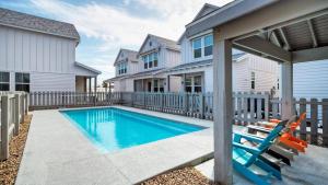una piscina en el patio trasero de una casa en Pool 1 Block to Alister Old Town Eateries Bluegrass Breeze by AvantStay, en Port Aransas
