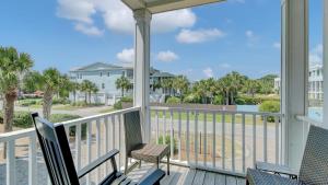 Balkoni atau teres di 6 10th Avenue by AvantStay Steps to the Beach Pool 2691 sqft