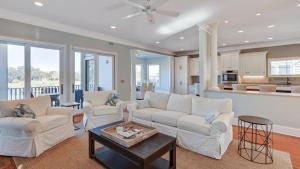 Ruang duduk di 20 Morgan Place Drive by AvantStay Waterfront Home w Private Dock