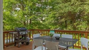 Gallery image of For Lake Sake by AvantStay Lakefront Hot Tub View in Long Pond
