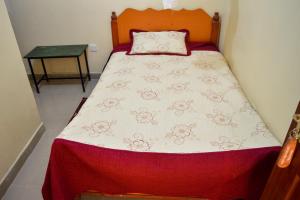 En eller flere senge i et værelse på Saboti Hotel