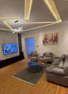 Ruang duduk di Stylish 3Bedroom Duplex in Gaduwa