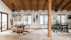 une salle à manger avec une table et des chaises dans l'établissement Wolfe by AvantStay 5mins NorthStar w Hot Tub Fireplace 2 Private Decks, à Ponderosa Fairway Estates