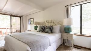 - une chambre blanche avec un grand lit et des fenêtres dans l'établissement Wolfe by AvantStay 5mins NorthStar w Hot Tub Fireplace 2 Private Decks, à Ponderosa Fairway Estates 39 autres photos