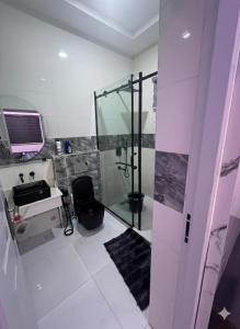 Bilik mandi di Stylish 3Bedroom Duplex in Gaduwa
