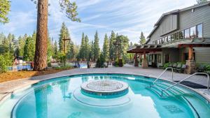 une piscine dans une cour à côté d'une maison dans l'établissement Wolfe by AvantStay 5mins NorthStar w Hot Tub Fireplace 2 Private Decks, à Ponderosa Fairway Estates
