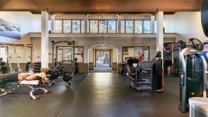 une salle de sport avec tapis de course et machines dans un bâtiment dans l'établissement Wolfe by AvantStay 5mins NorthStar w Hot Tub Fireplace 2 Private Decks, à Ponderosa Fairway Estates