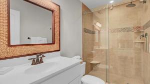 Un baño con ducha, lavabo e inodoro. en 19 Oyster Row by AvantStay Lakefront Home w Golf Course Views, en Isle of Palms 29 fotos más