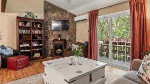 Televisyen dan/atau pusat hiburan di Slope Lodge Prime Skiing Location Indoor Pool Hot Tub Sauna Private Deck