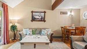 Ruang duduk di Slope Lodge Prime Skiing Location Indoor Pool Hot Tub Sauna Private Deck