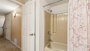 O baie la Slope Lodge Prime Skiing Location Indoor Pool Hot Tub Sauna Private Deck +36 fotografii