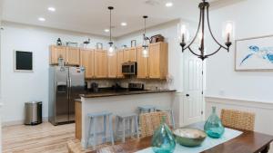 Köök või kööginurk majutusasutuses 5 Mins to Beach Shared Pool Covered Deck Bikes Heron Cottage by AvantStay