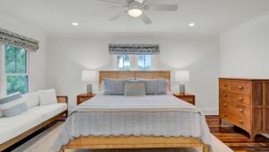 a bedroom with a bed and a couch at Be a Sullivans Local 1307 Cove Avenue by AvantStay Pool Outdoor Living in Sullivans Island +70 photos