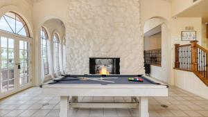 スコッツデールにあるDiamondback by AvantStay Luxury Retreat Poolの暖炉付きの部屋(ビリヤード台付)