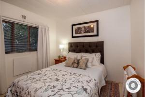 En eller flere senge i et værelse på Wijnberg cottage