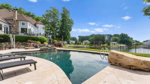basen z ławką i dom w obiekcie Paradise Pointe by AvantStay Lakefront Views Playset w mieście Lake Norman of Catawba