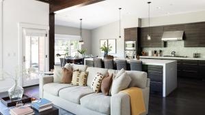 salon z kanapą i kuchnią w obiekcie Quartz by AvantStay Stunning Home In Truckee w Views w mieście Ponderosa Fairway Estates