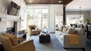 salon z dwiema kanapami i kominkiem w obiekcie Quartz by AvantStay Stunning Home In Truckee w Views w mieście Ponderosa Fairway Estates