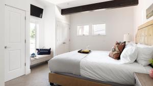 a white bedroom with a bed and a couch at Quartz by AvantStay Stunning Home In Truckee w Views in Ponderosa Fairway Estates +18 photos