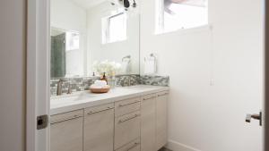 łazienka z umywalką i lustrem w obiekcie Quartz by AvantStay Stunning Home In Truckee w Views w mieście Ponderosa Fairway Estates +18 zdjęć