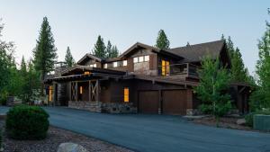 dom z garażem i podjazdem w obiekcie Quartz by AvantStay Stunning Home In Truckee w Views w mieście Ponderosa Fairway Estates
