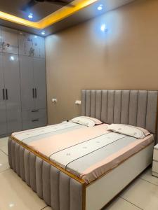 Una cama o camas en una habitación de Saranam