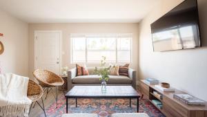 Μια τηλεόραση ή/και κέντρο ψυχαγωγίας στο Seashore III by AvantStay In the Heart of La Jolla 5mins from the Beach