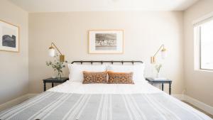 Ένα ή περισσότερα κρεβάτια σε δωμάτιο στο Seashore III by AvantStay In the Heart of La Jolla 5mins from the Beach