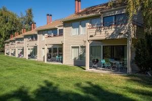 une grande maison avec une pelouse devant dans l'établissement Wapato Point Resort, à Manson