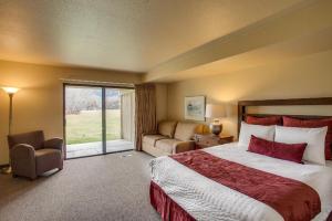 une chambre d'hôtel avec un grand lit et un canapé dans l'établissement Wapato Point Resort, à Manson