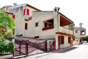 OtricoliにあるB&B Il Colleの赤窓・柵付き
