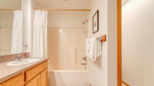 Un baño con lavabo, bañera e inodoro. en Bella Sol by AvantStay Ocean Views Game Room, en Nehalem 34 fotos más