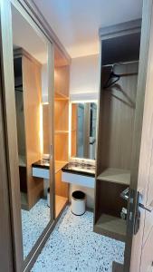 une salle de bain avec un dressing avec un miroir dans l'établissement Homestay Alenay Resort Kulonprogo, à Brosot 7 autres photos