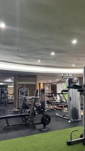 Fitness centrum a/nebo fitness zařízení v ubytování Shell Residences near MOA and NAIA by Mae + 16 fotografií