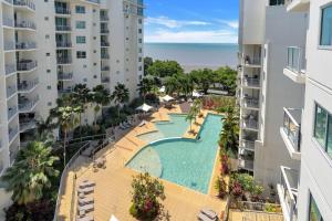 Piscina de la sau aproape de Belle Escapes Ocean Breeze at Trilogy