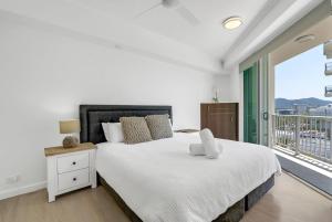 Un pat sau paturi într-o cameră la Belle Escapes Ocean Breeze at Trilogy +44 fotografii