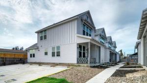 una casa bianca con molte finestre di A Crazy Beach by AvantStay Steps to Old Town a Port Aransas