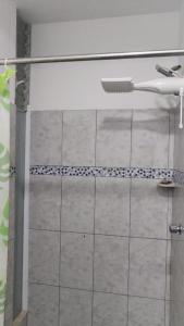 eine Dusche mit einer Glastür in einem Badezimmer in der Unterkunft Departamento Alameda Bolognesi confortable in Quillabamba